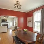 Golf Views, Porch Vibes, 3mi To Broadway! Holiday home *