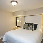 Holiday home Golf Views, Porch Vibes, 3mi To Broadway! *