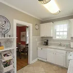 Golf Views, Porch Vibes, 3mi To Broadway! Holiday home *