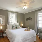 Holiday home Golf Views, Porch Vibes, 3mi To Broadway! Nashville