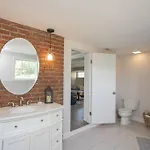 Holiday home Golf Views, Porch Vibes, 3mi To Broadway! *