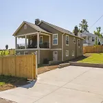Holiday home Golf Views, Porch Vibes, 3mi To Broadway! Nashville