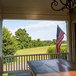 Holiday home Golf Views, Porch Vibes, 3mi To Broadway! Nashville