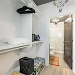 Apartment Downtown Midtown Vanderbilt, Honky Tonk Party Pad 2, Parking Gym Pool Nashville