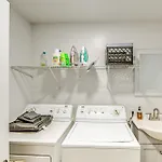 Modern Vacation ~ 3 Mi To Downtown! Holiday home