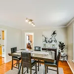 Holiday home Modern Vacation ~ 3 Mi To Downtown! *