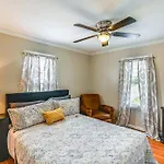 Modern Vacation ~ 3 Mi To Downtown! Holiday home
