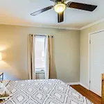 Modern Vacation ~ 3 Mi To Downtown! Holiday home *