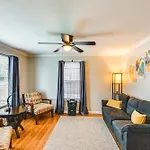 Modern Vacation ~ 3 Mi To Downtown! Holiday home