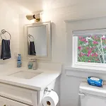 12 South Neighborhood: Home W/ Modern Flair! Holiday home
