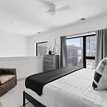 Luxury Penthouse With 2 Floors Pool Patio Gym Walk To Broadway *