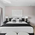 Luxury Penthouse With 2 Floors Pool Patio Gym Walk To Broadway Apartment *