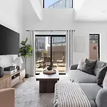 Luxury Penthouse With 2 Floors Pool Patio Gym Walk To Broadway Apartment *