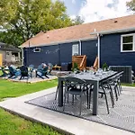 Luxury Home- Huge Yard, Fire Pit, Game And Movie Room