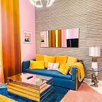 Holiday home Dolly's Art Deco - Luxe Near Broadway *