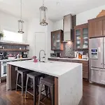 Holiday home Luxury House - Heated Pool - In The Gulch - Walk Anywhere *
