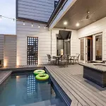 Holiday home Luxury House - Heated Pool - In The Gulch - Walk Anywhere *