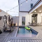 Holiday home Luxury House - Heated Pool - In The Gulch - Walk Anywhere *