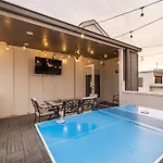 Holiday home Luxury House - Heated Pool - In The Gulch - Walk Anywhere *
