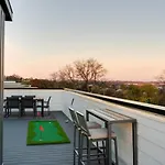 Apartment Luxury With Stunning Rooftop Views!