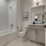 Apartment Luxury With Stunning Rooftop Views!