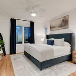Apartment Luxury With Stunning Rooftop Views!