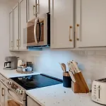 Luxury With Stunning Rooftop Views! Apartment