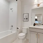 Luxury With Stunning Rooftop Views! Apartment *