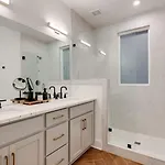 Luxury With Stunning Rooftop Views! *
