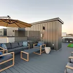 Luxury With Stunning Rooftop Views! *
