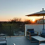Apartment Luxury With Stunning Rooftop Views!