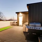 Luxury With Stunning Rooftop Views! Apartment *
