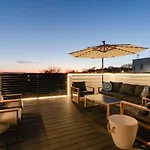 Luxury With Stunning Rooftop Views! *