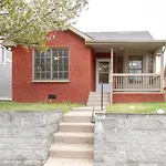 Bright And Fresh Large Backyard Minutes To Broadway