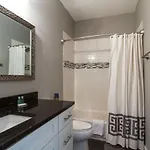 Gorgeous Downtown Pad 3 Bedroom 2.5 Bath Large Patio Holiday home Nashville