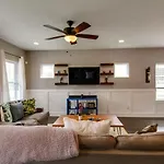 Gorgeous Downtown Pad 3 Bedroom 2.5 Bath Large Patio