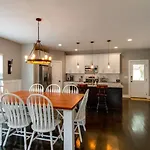 Gorgeous Downtown Pad 3 Bedroom 2.5 Bath Large Patio Holiday home