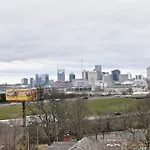 Skyline Views Romantic Fun Downtown Location *