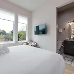 Dolly And Denim 4 Bedroom 4.5 Bath With Spacious Rooftop Holiday home *