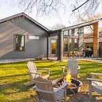 Walk To Restaurants Outdoor Patio With Grill And Fit Pit 1 Mile To Stadium And Downtown