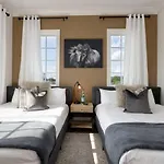 Downtown Luxury Large Townhome Lots Of Beds Holiday home