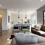 Downtown Luxury Large Townhome Lots Of Beds Holiday home