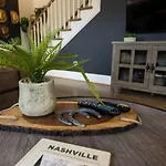 Downtown Luxury Large Townhome Lots Of Beds Holiday home Nashville