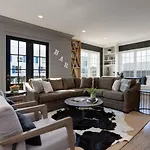 Downtown Luxury Large Townhome Lots Of Beds Holiday home