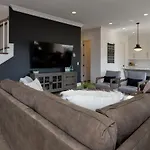 Downtown Luxury Large Townhome Lots Of Beds Holiday home