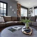 Downtown Luxury Large Townhome Lots Of Beds Holiday home