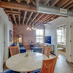 Stylish With Urban Charm Apartment *