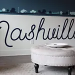 Rhythmic Retreat Rooftop Lounge 4 Bedroom 4.5 Bath Holiday home Nashville