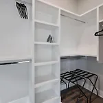 Rhythmic Retreat Rooftop Lounge 4 Bedroom 4.5 Bath Holiday home