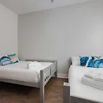 Rhythmic Retreat Rooftop Lounge 4 Bedroom 4.5 Bath Holiday home *